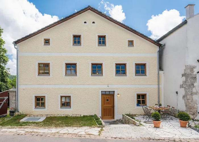 Gehobenes Ambiente In Historischer Wohnung